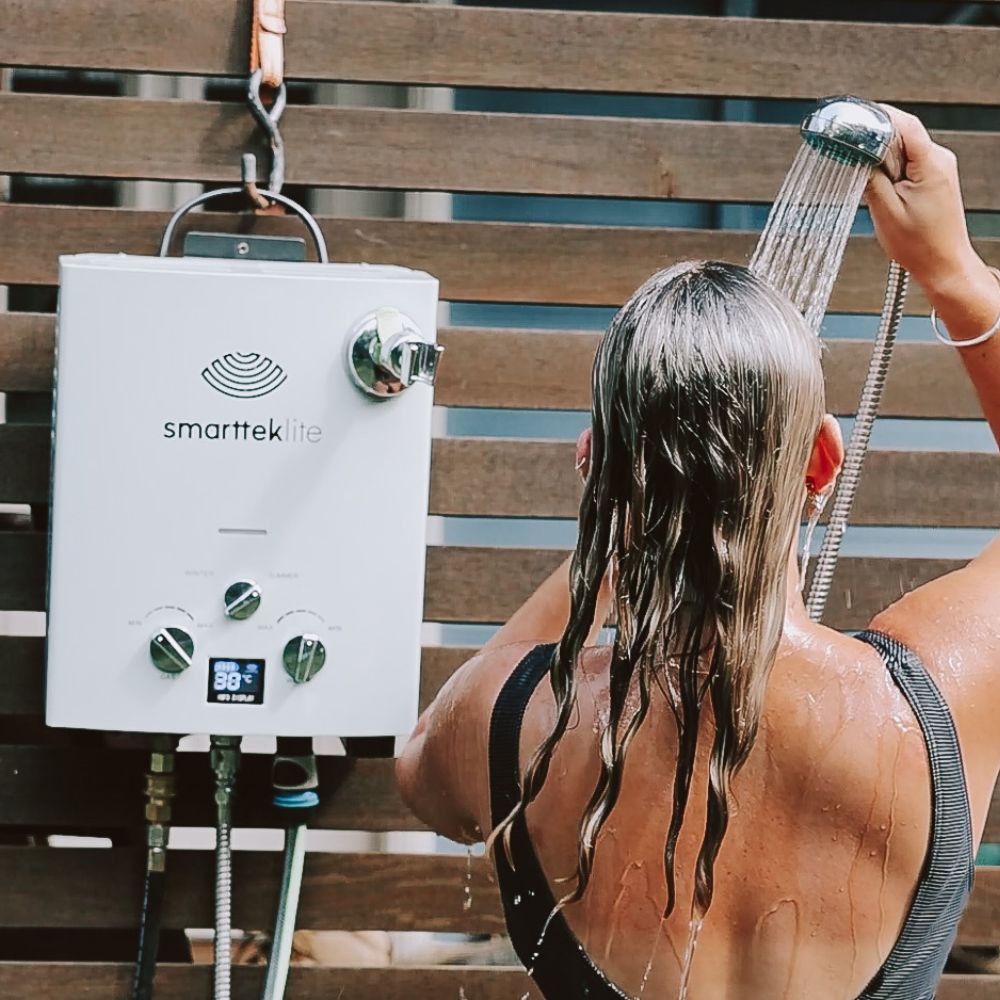 Smarttek Lite hot water system in use outdoors with suction rose holder mounted to the unit.